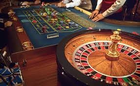 Pengguna Indonesia mengakses meja baccarat live casino g668 apk lewat smartphone